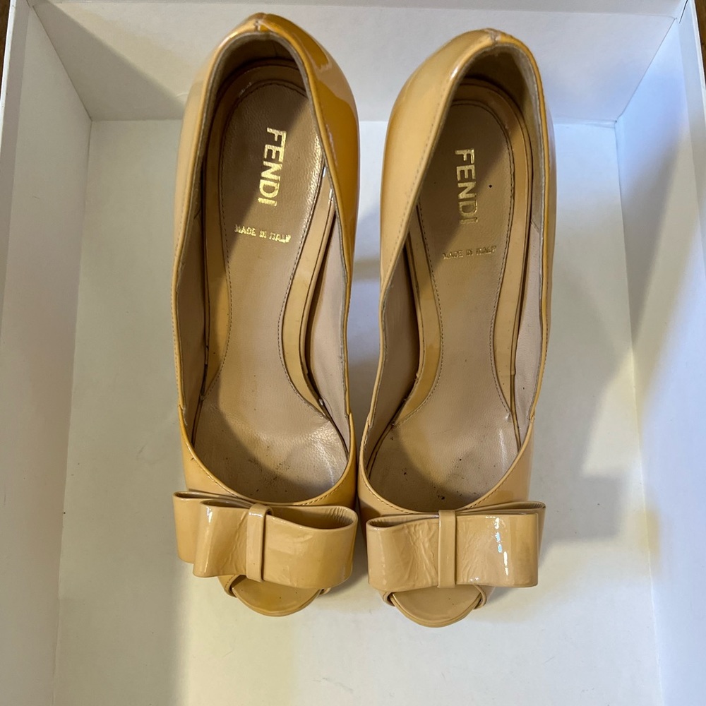 Fendi spuntana yernice cipria. Size 38.5. Natural color